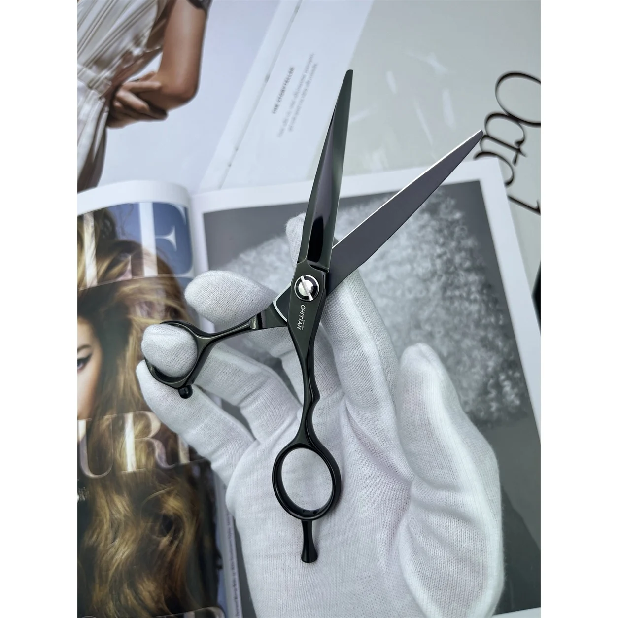 CHITIAN Z-01 black titanium barber shears, side view on display